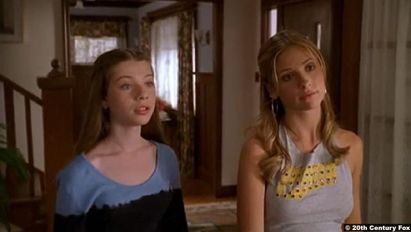 Buffy The Vampire Slayer S05e02: Michelle Trachtenberg and Sarah Michelle Gellar as Dawn and Buffy Summers