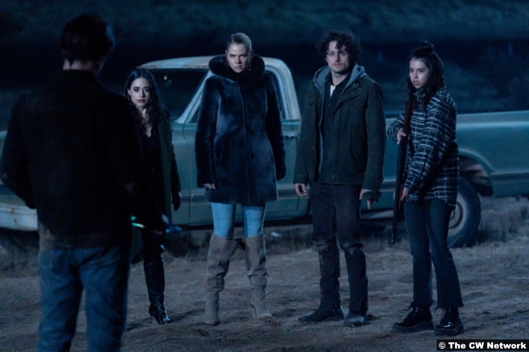 Roswell, New Mexico S03e07: Jeanine Mason, Lily Cowles, Michael Vlamis and Amber Midthunder as Liz Ortecho, Isobel Evans, Michael Guerin and Rosa