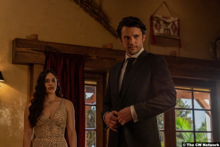 Roswell, New Mexico S03e11: Jeanine Mason and Nathan Parsons as Liz Ortecho and Max Evans