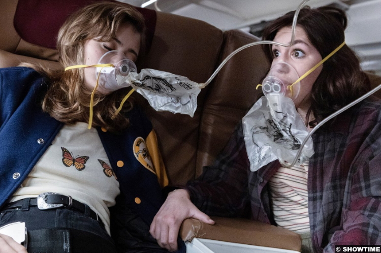 Yellowjackets S01e01: Sophie Nélisse and Ella Purnell as Shauna and Jackie