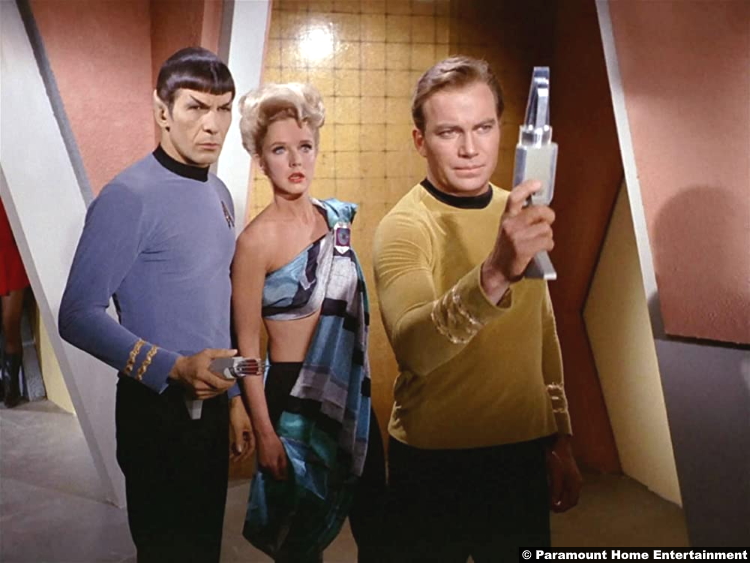 Star Trek - Orignal Series S01e23: Leonard Nimoy, Barbara Babcock and William Shatner as Spock, Mea 3 and Kirk