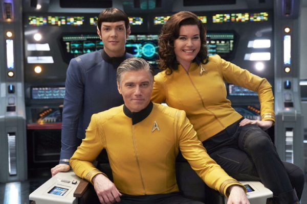 Star Trek - Strange New Worlds: Ethan Peck, Anson Mount and Rebecca Romijn as Spock, Captain Christopher Pike and Una Chin-Riley