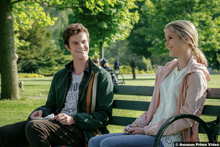 The Boys S01e01: Jack Quaid and Erin Moriarty as Hughie Campbell and Annie January