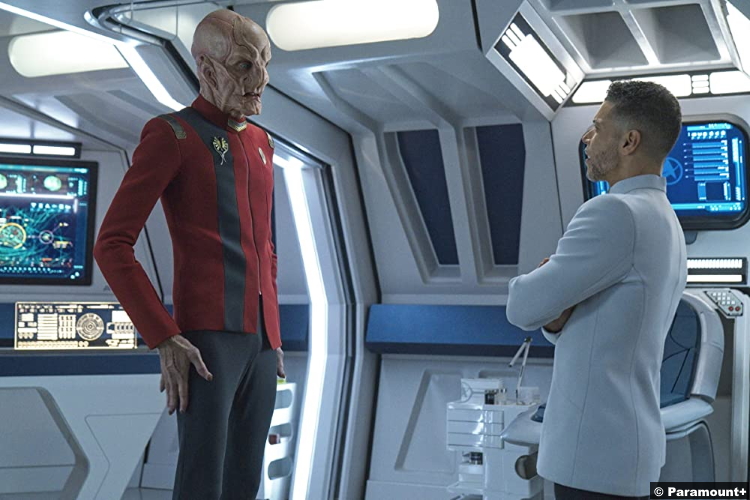Star Trek Discovery S04e09: Doug Jones and Wilson Cruz as Saru and Dr. Hugh Culbert