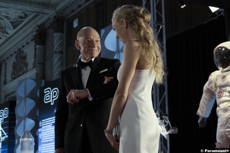 Star Trek Picard S02e06: Patrick Stewart and Penelope Mitchell as Jean-Luc and Renee