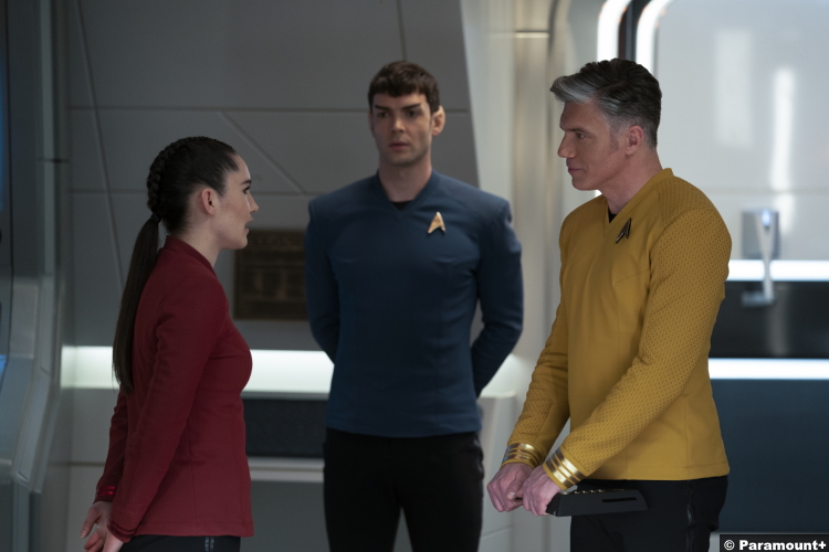 Star Trek Strange New Worlds S01e01: Christina Chong,Ethan Peck and Anson Mount as La'an-Noonien Singh, Spock and Pike