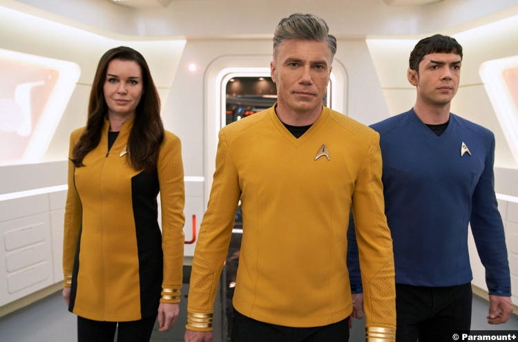 Star Trek Strange New Worlds S01e02: Rebecca Romijn, Anson Mount and Ethan Peck as Una Chin-Riley, Captain Christopher Pike and Spock