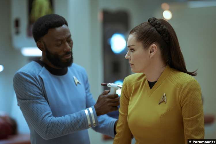 Star Trek Strange New Worlds S01e03: Babs Olusanmokun and Rebecca Romijn as M'Benga and Una Chin-Riley