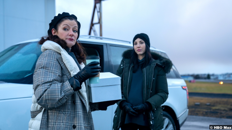 The Flight Attendant S02e04: Michelle Gomez and Briana Cuoco as Miranda Croft and Cecilia