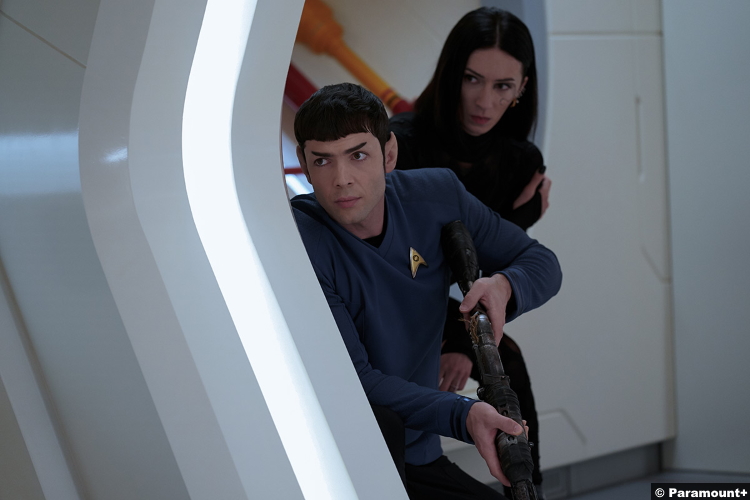 Star Trek Strange New Worlds S01e07: Ethan Peck and Jesse James Keitel as Spock and Dr. Aspen