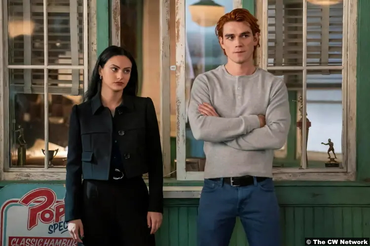 Riverdale S06e21: Camila Mendes and K.J. Apa as Veronica Lodge and Archie Andrews