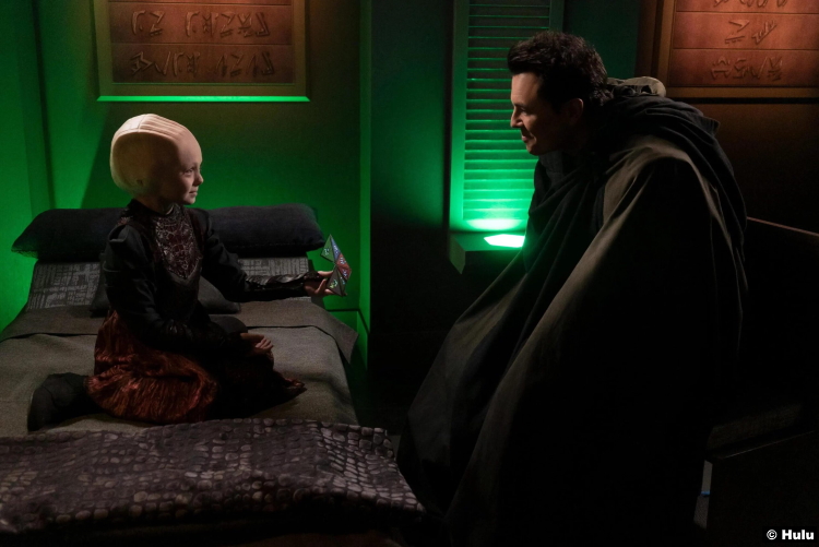The Orville S03e04: Charlie Townsend and Seth Macfarlane as Anaya and Captain Ed Mercer